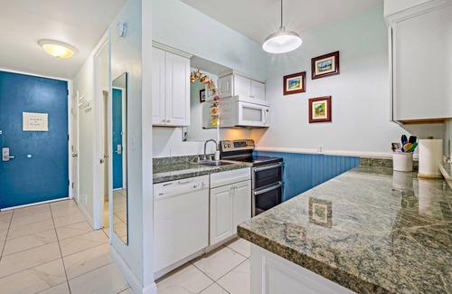 Historic Lahaina Front Street Condo | Lahaina Shores Mountain View Studio 628