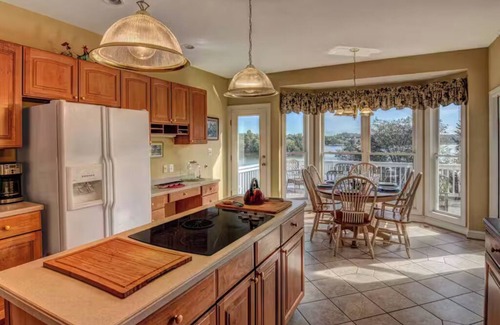 Livingston House | Lake Anna public side, private boat ramp, firepit, sandy beach & more!
