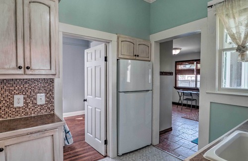 Lake Charles Cottage | Lake Charles Cottage w/Fireplace & Yard!