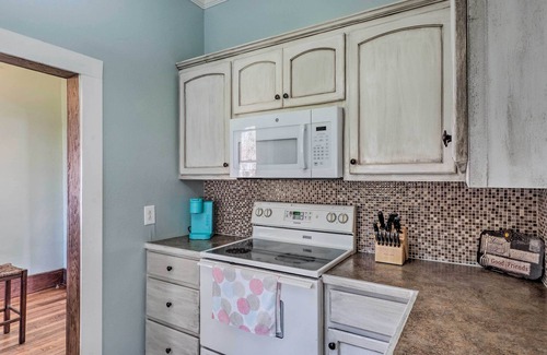 Lake Charles Cottage | Lake Charles Cottage w/Fireplace & Yard!