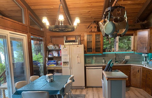 Hoodsport Cottage | LAKE CUSHMAN WATERFRONT PARADISE! NO BANK! Majestic views, hiking, boating!