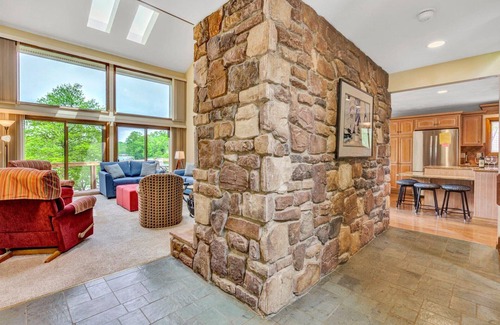 Smith Mountain Lake House | LAKE Dancing Water! Sleeps 10, Private dock!