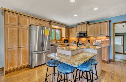 Smith Mountain Lake House | LAKE Dancing Water! Sleeps 10, Private dock!