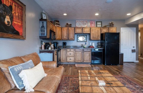 Ogden Condo | Lake Effect 2 BR | Hot Tub (LS29B) Weekly Discount