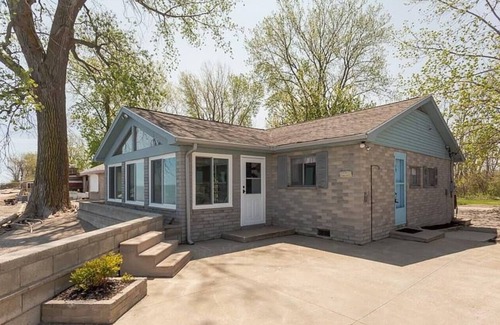 Oak Harbor House | Lake Erie Beachfront Cottage