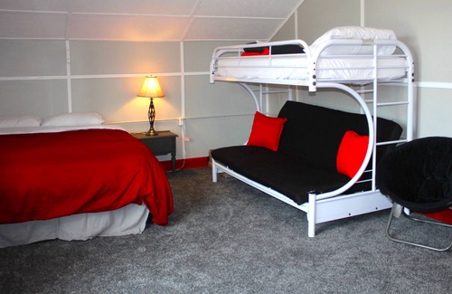 Lorain House | Lake Erie Firehouse- Unique Memorable Getaway!