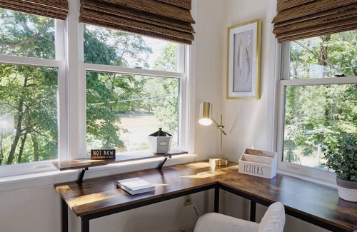 Black Mountain House | LAKE-FRONT! Amazing Covered Patio, Hot tub, walk 2 town, chrgr, sleeps 17
