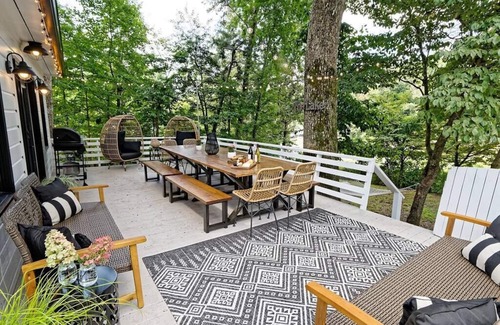 Black Mountain House | LAKE-FRONT! Amazing Covered Patio, Hot tub, walk 2 town, chrgr, sleeps 17