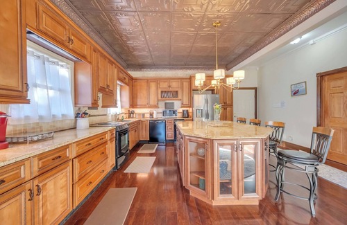 Lake Harmony House | Lake Front, Game/Gym/Sauna Room, Pool Table, Hot Tub, 2 Kitchens, Near Slopes