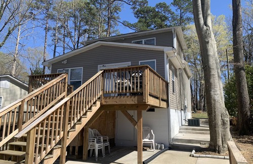 Southmont House | Lake front house with private boat dock and breathtaking view of the lake