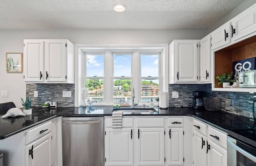 Portage Lakes Apartment | Lake Front|Kayaks|Hot Tub|Sleeps 8