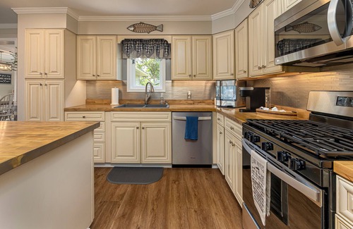 Marion House | Lake Front Luxury-5 beds, 3 baths, Tiki Bar, 2 slip dock