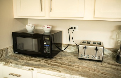 Mid America Resort | Lake Front Resort-Sleeps 22/3 Hot Tubs/3 Fire Pits/Boat Ramp/Dock/2 Game Rooms!