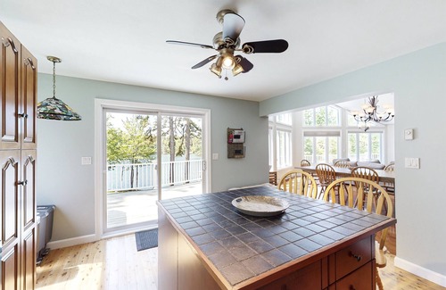 Freedom House | LAKE FRONT w/VIEWS! Fire Pit* Swim Dock* Kayaks!
