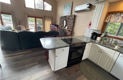 Lake Harmony House | LAKE FRONT, WIFI, Cable, House w Cottage, 2 hot tbs, pool table,secluded area