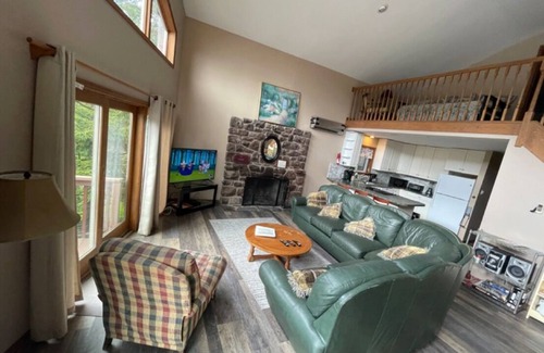Lake Harmony House | LAKE FRONT, WIFI, Cable, House w Cottage, 2 hot tbs, pool table,secluded area