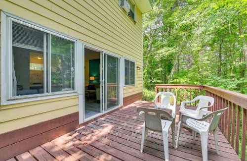 Lake George House | Lake George Townhome with Deck 2 Mi to The Outlets!