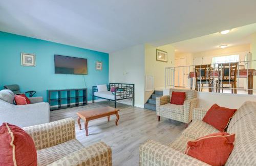 Lake George House | Lake George Townhome with Deck 2 Mi to The Outlets!
