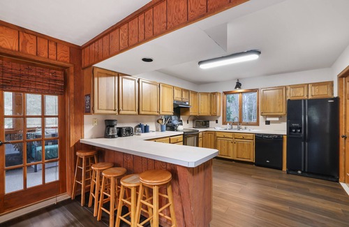 Lake Harmony Estates House | Lake Harmony Cabin - sleeps 13, game room, open common area, hot tub