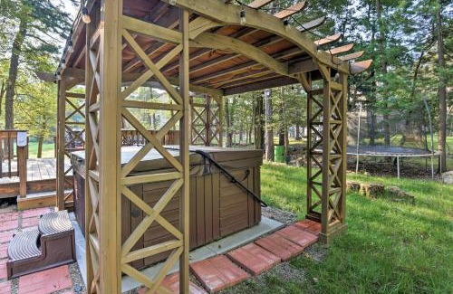 Lake Harmony House | Lake Harmony Resort Home with Deck and Fire Pit!