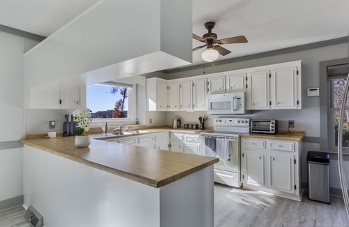 Anderson House | Lake Hartwell, close to Clemson, fishing, romantic get away, bridal shower.n