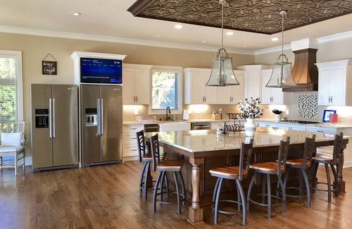 Six Mile House | Lake Holidays, Reunions, Families, Friends, Weekends, Golfers, Bikers, Clemson.