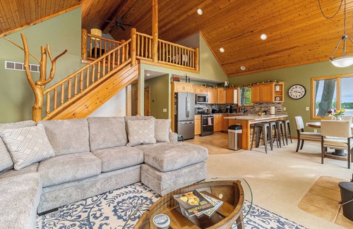 Custer House | Lake Home w/Hot Tub & Spectacular Outdoor Areas. 3 Bedroom, 3 Bath. Sleeps 8