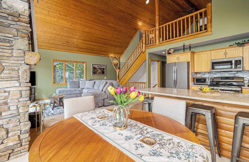 Custer House | Lake Home w/Hot Tub & Spectacular Outdoor Areas. 3 Bedroom, 3 Bath. Sleeps 8