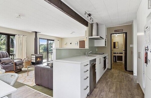 Okere Falls Cottage | Lake House and Studio - Lake Rotoiti Holiday Home