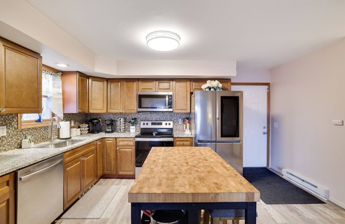 East Stroudsburg House | Lake House/Lake Beach/Hot Tub/Game Room/Kayaks/Pool/Fire Pit/Pet Friendly!
