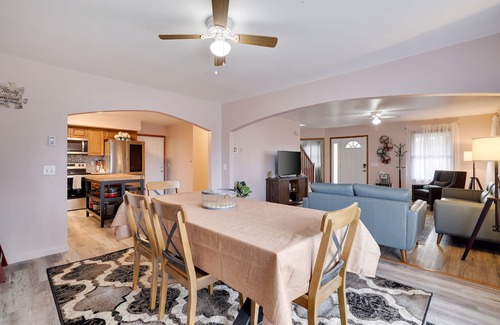 East Stroudsburg House | Lake House/Lake Beach/Hot Tub/Game Room/Kayaks/Pool/Fire Pit/Pet Friendly!