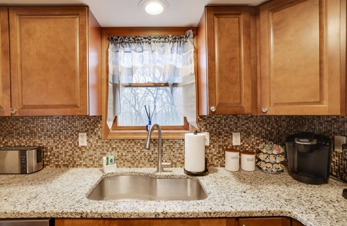 East Stroudsburg House | Lake House/Lake Beach/Hot Tub/Game Room/Kayaks/Pool/Fire Pit/Pet Friendly!