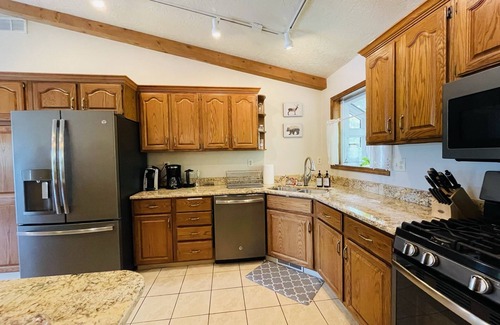 Delavan House | Lake House with Hot Tub - Birding Paradise