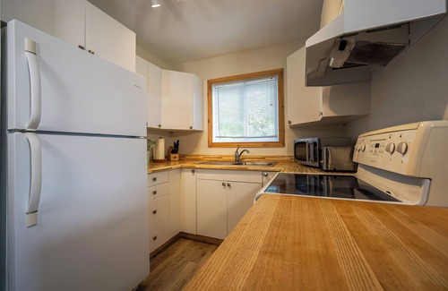 Tobermory Cottage | Lake Huron Water view - 5 Minutes to Downtown Tobermory