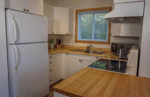 Tobermory Cottage | Lake Huron Water view - 5 Minutes to Downtown Tobermory