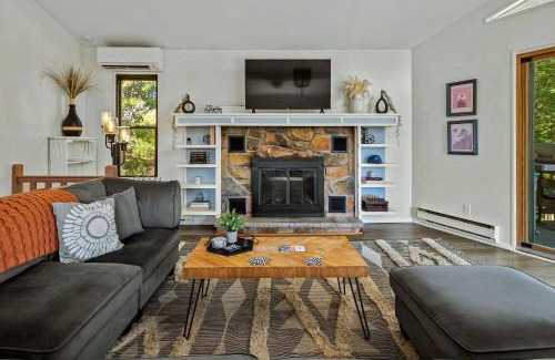 Long Pond House | Lake It Right by AvantStay Lakefront w Dock Hot Tub Fire Pit Game Room