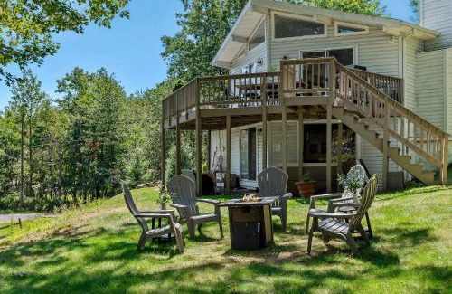 Long Pond House | Lake It Right by AvantStay Lakefront w Dock Hot Tub Fire Pit Game Room