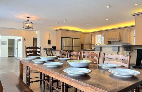 Seguin Cottage | Lake Joseph, Hot Tub, Pickle Ball, Beach, Firepit