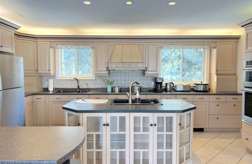 Seguin Cottage | Lake Joseph, Hot Tub, Pickle Ball, Beach, Firepit