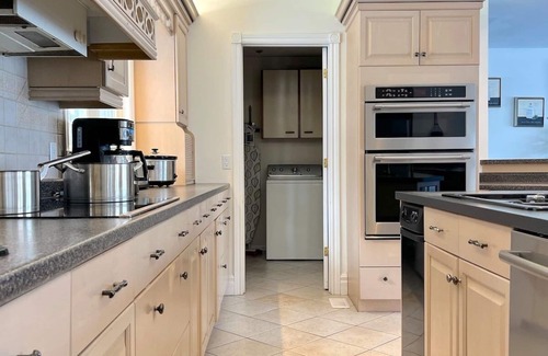 Seguin Cottage | Lake Joseph, Hot Tub, Pickle Ball, Beach, Firepit