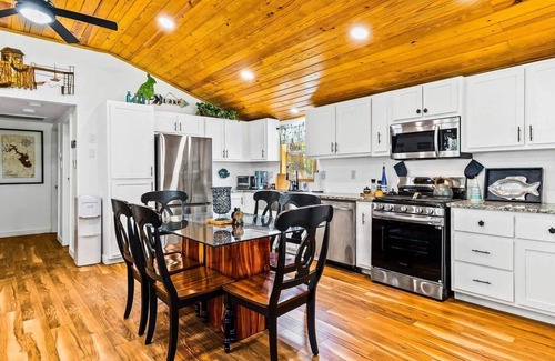 Blanchard House | Lake Livingston Retreat + Sleeps 8 + Gameroom