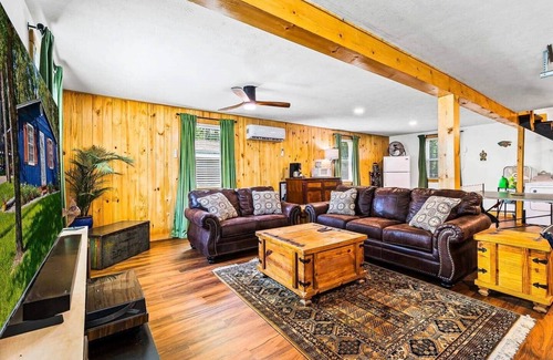 Blanchard House | Lake Livingston Retreat + Sleeps 8 + Gameroom