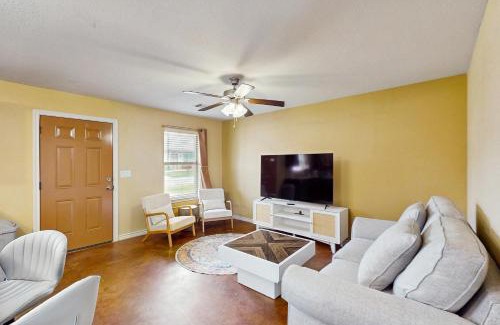 Kingsland House | Lake Memories Cottage & Llano River Getaway