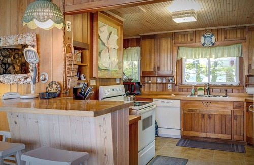 Harbor Springs House | Lake Michigan beachside cottage in Good Hart