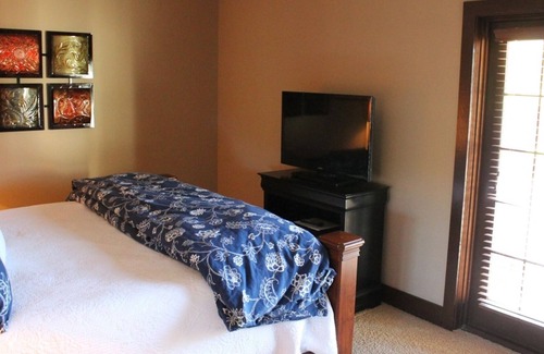 Lake Oconee Villa | Lake Oconee - 1 Bedroom/1 Bath Large Suite inside Cuscowilla