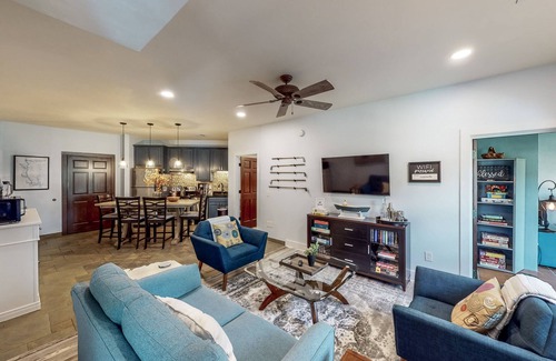 Lake Oconee Villa | Lake Oconee multi-group villa with four separate condos, fairway views, & AC