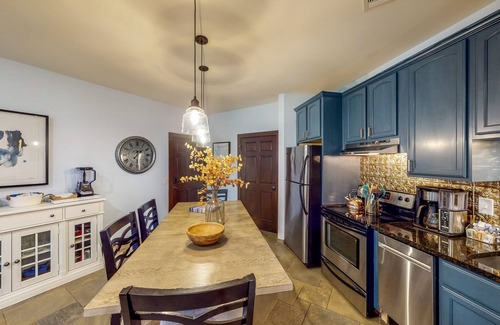 Lake Oconee Villa | Lake Oconee multi-group villa with four separate condos, fairway views, & AC