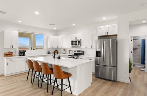 Greenehaven House | Lake Peek + Chic New Retreatn2 Master Suites, Boat Garage, Views, Game Haven