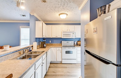 Westover Condo | Lake & Pool Access, Home Gym: Fayetteville Condo!
