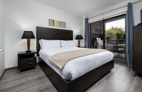 South Pandosy Condo | 💫 Lake Resort upgraded spacious dream vacation home with GYM near beach